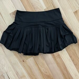gold hinge black pleated skort